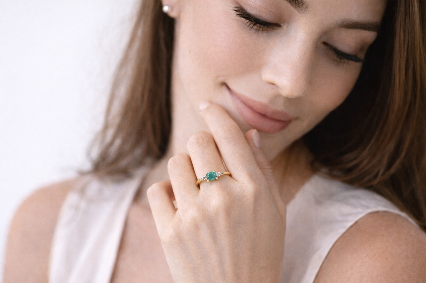 Light Ring in 18k Gold with Natural Emerald