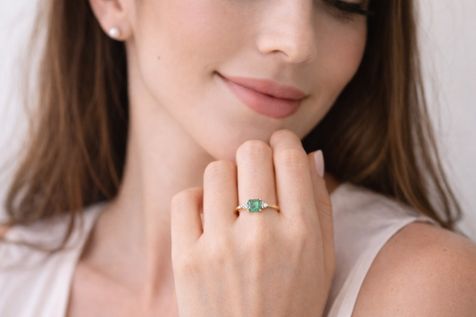 Light Ring in 18k Gold with Natural Emerald