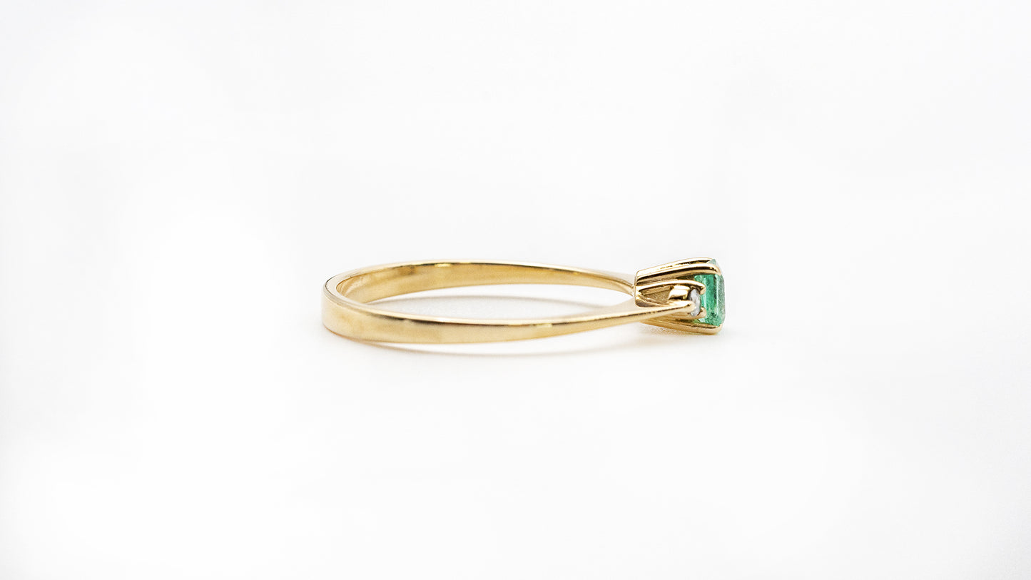 Light Ring in 18k Gold with Natural Emerald