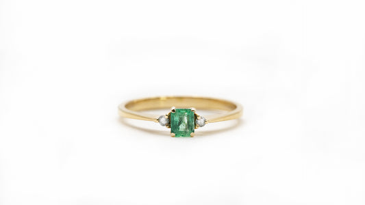 Light Ring in 18k Gold with Natural Emerald